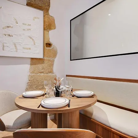 Elegant Comfort In The Heart Of Paris-notre Dame Apartment
